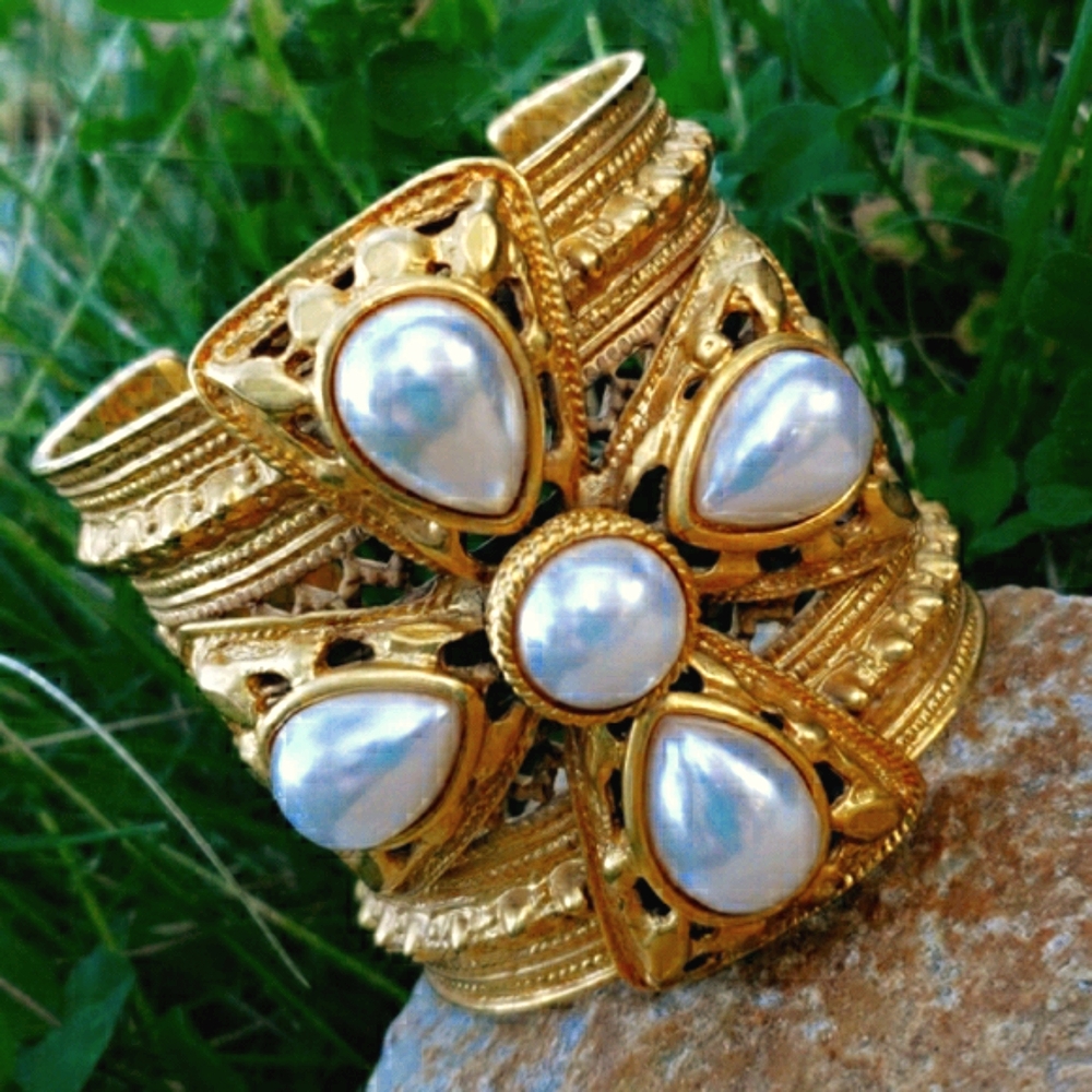 CONSIGNED* Ben Amun Lrg Etruscan Gold Pearl Cuff Bracelet - Picture 4 of 17